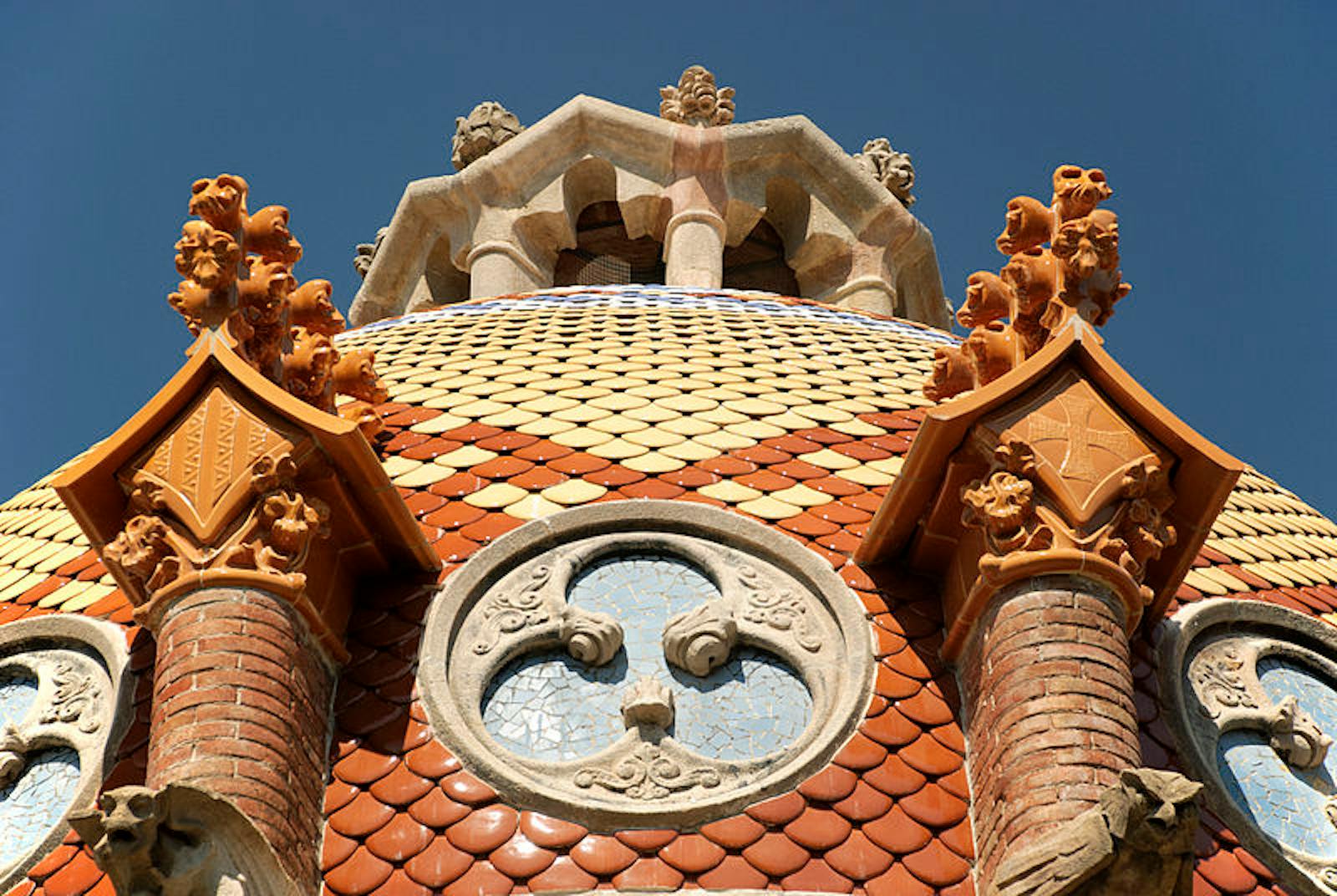 Värikäs arkkitehtoninen yksityiskohta Sant Pau -art nouveau -alueelta