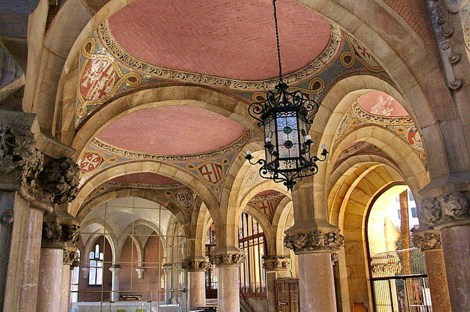 Belső nézet a Sant Pau modernista műemlék színes boltíveiről