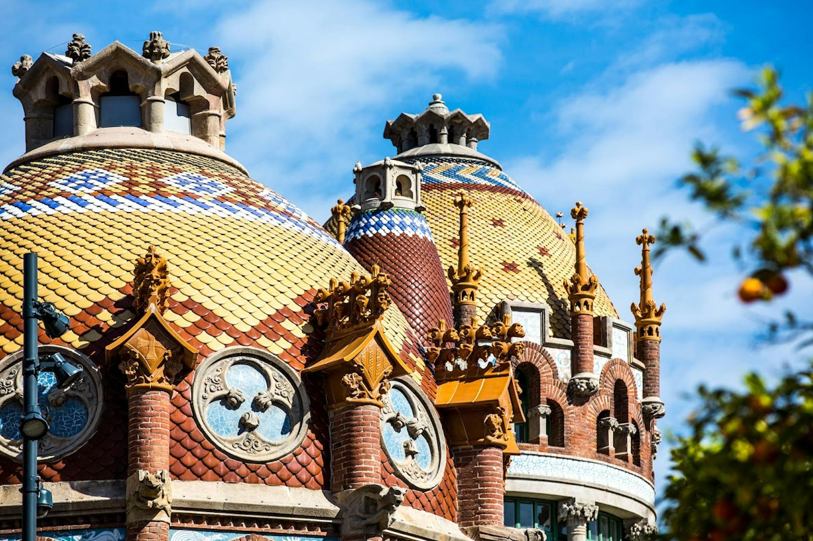 Színes kupolák és mozaikok a Sant Pau modernista műemléknél