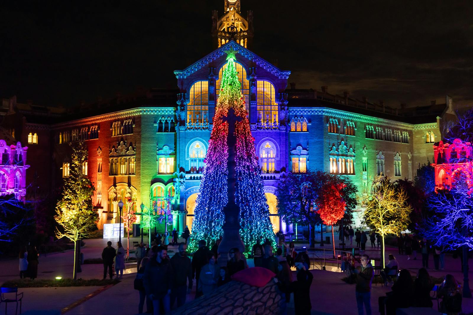 色とりどりのライトで照らされたサント・パウ現代主義サイト