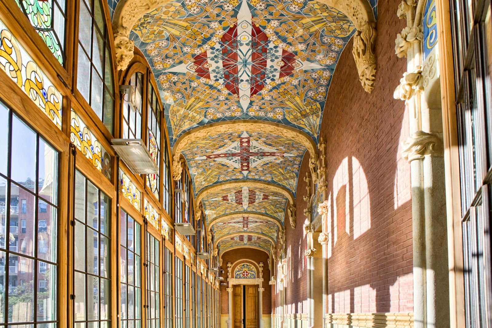 Kleurrijk interieur van het Art Nouveau-complex Sant Pau
