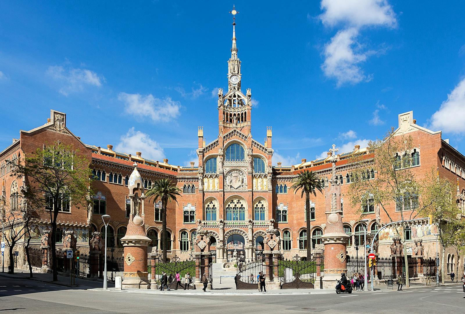Frontvisning av Art Nouveau-siden Sant Pau under en blå himmel