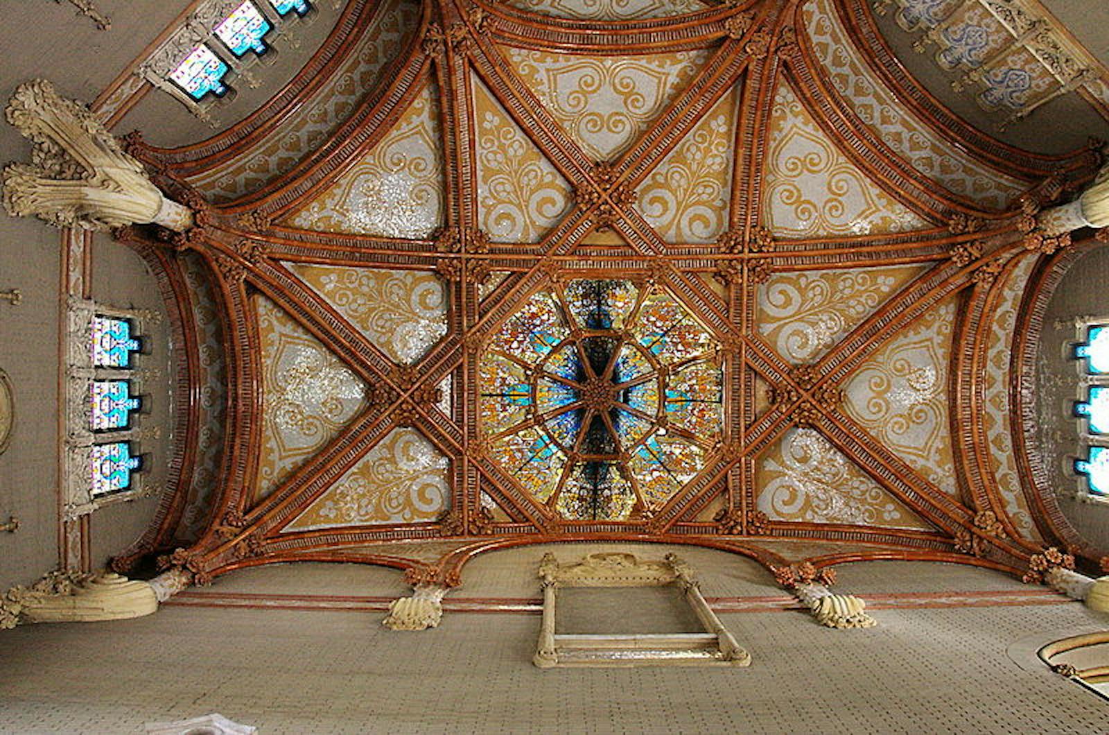 Nedadgående utsikt over hvælvingen i Art Nouveau-området Sant Pau