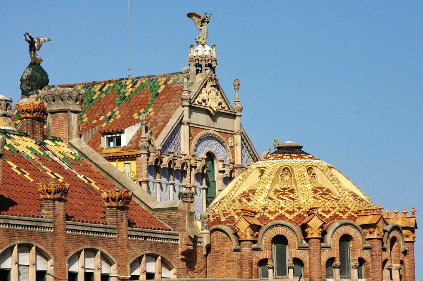 Kolorowy detal dachu Modernistycznej Siedziby Sant Pau