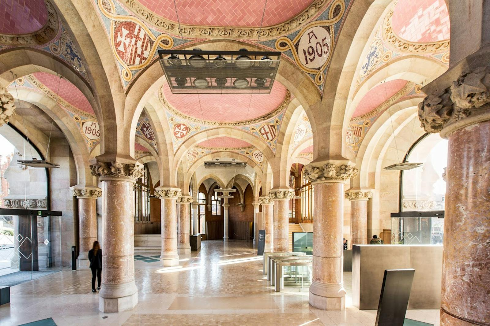 Majestatyczny widok wnętrza Modernistycznego Zespołu Sanktuarium Sant Pau