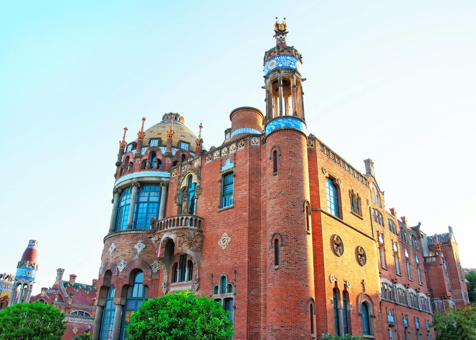 Niski widok Modernistycznego Zespołu Sanktuarium Sant Pau