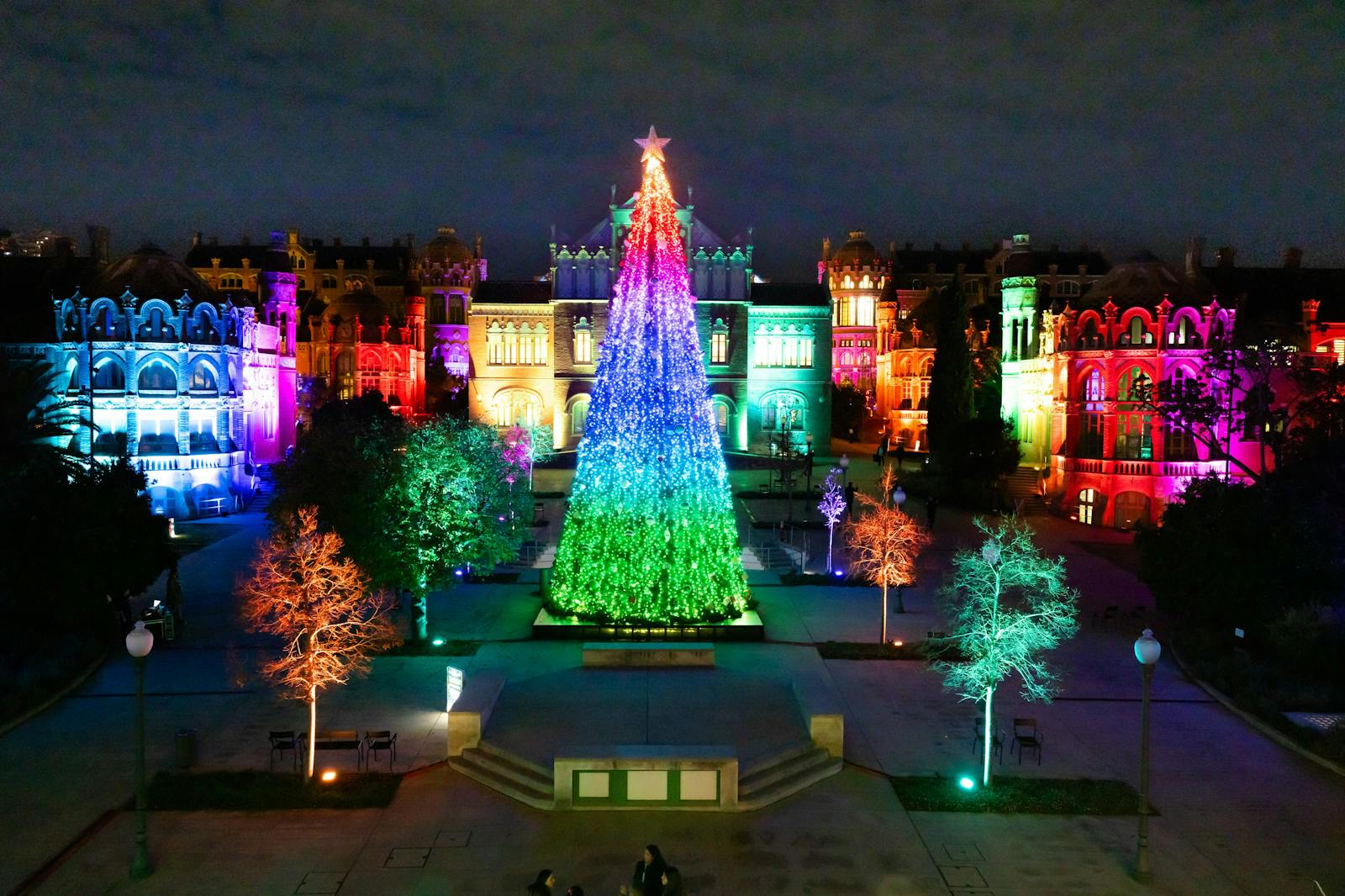 Vedere nocturnă colorată a Site-ului Art Nouveau Sant Pau