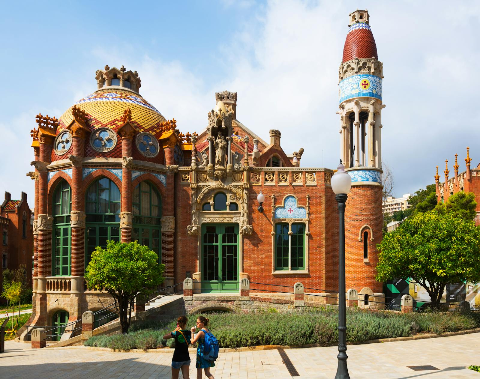 Färgglad vy av Art Nouveau-sidan Sant Pau