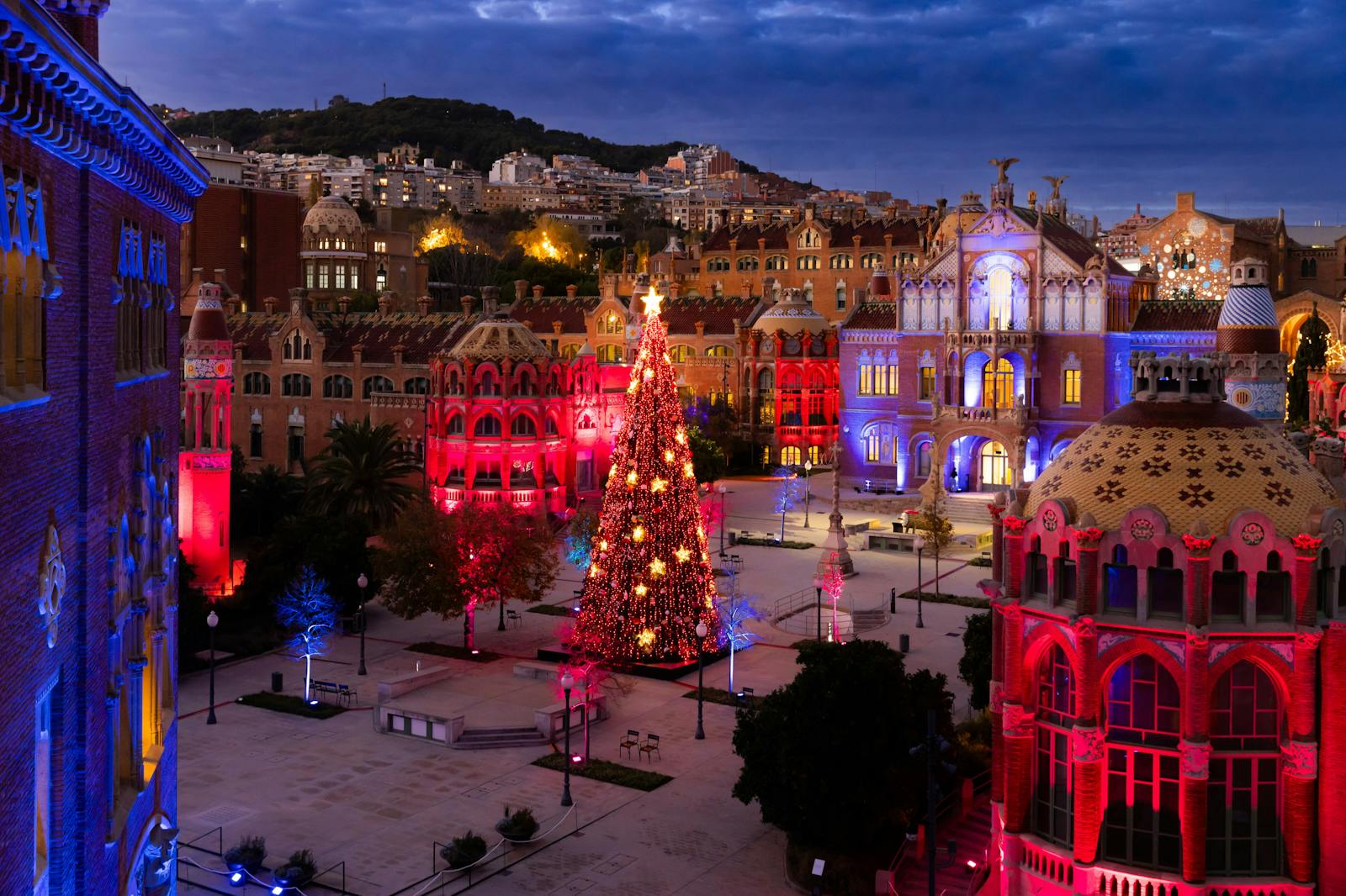 Festlig nattvy av Art Nouveau-sajten Sant Pau