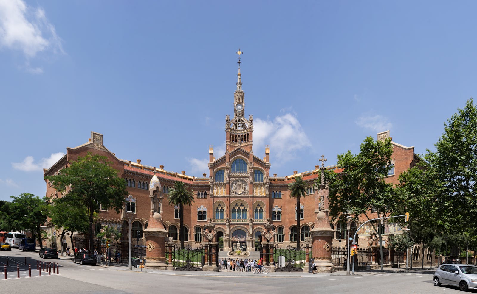 Främre vy av Art Nouveau-sidan Sant Pau mot blå himmel