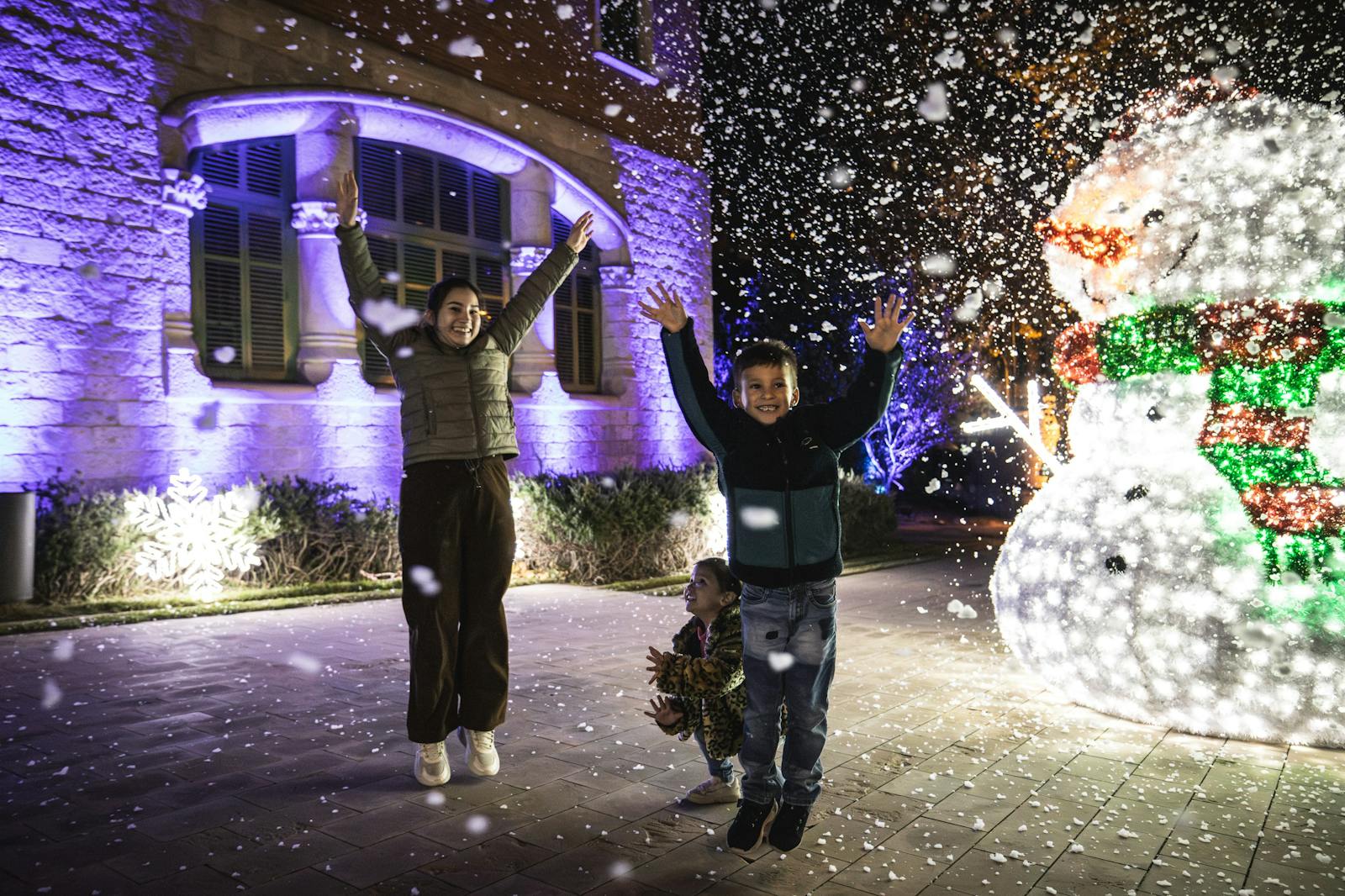 孩子们在圣保罗现代主义艺术遗址附近的雪中玩耍